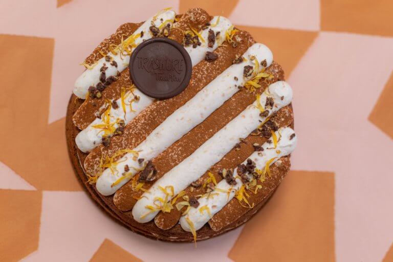 Een vegan chocolade en sinaasappeltaart van Trashure Taarten, de bakker in Nijmegen.