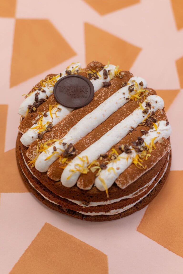 Een vegan chocolade en sinaasappeltaart van Trashure Taarten, de bakker in Nijmegen.