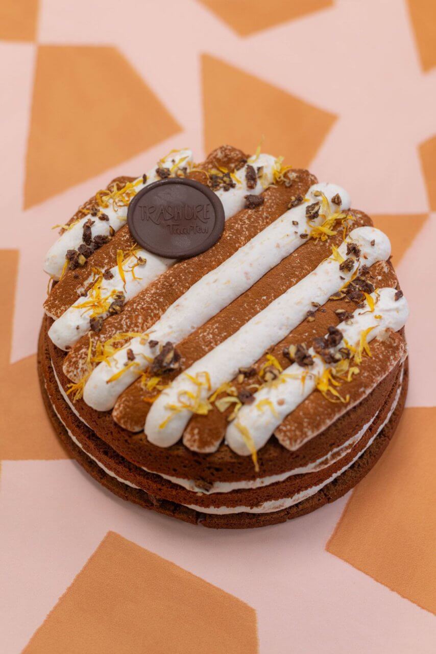 Een vegan chocolade en sinaasappeltaart van Trashure Taarten, de bakker in Nijmegen.