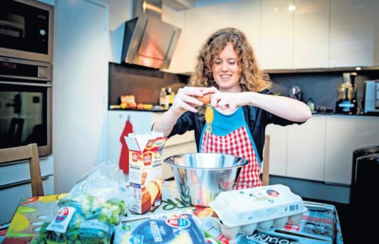 Jeanne in de keuken.