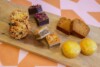 Een vegan trakteerpakketje op een serveerplank, gemaakt de Trashure Taarten, de bakker in Nijmegen.