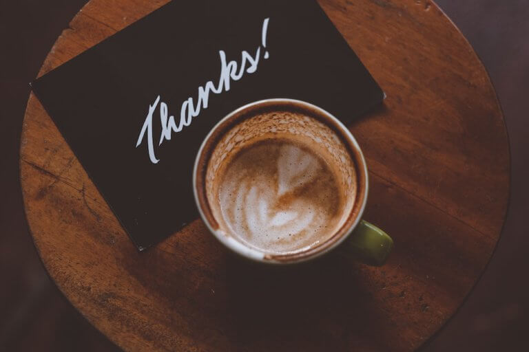 Een kop koffie met latte art.