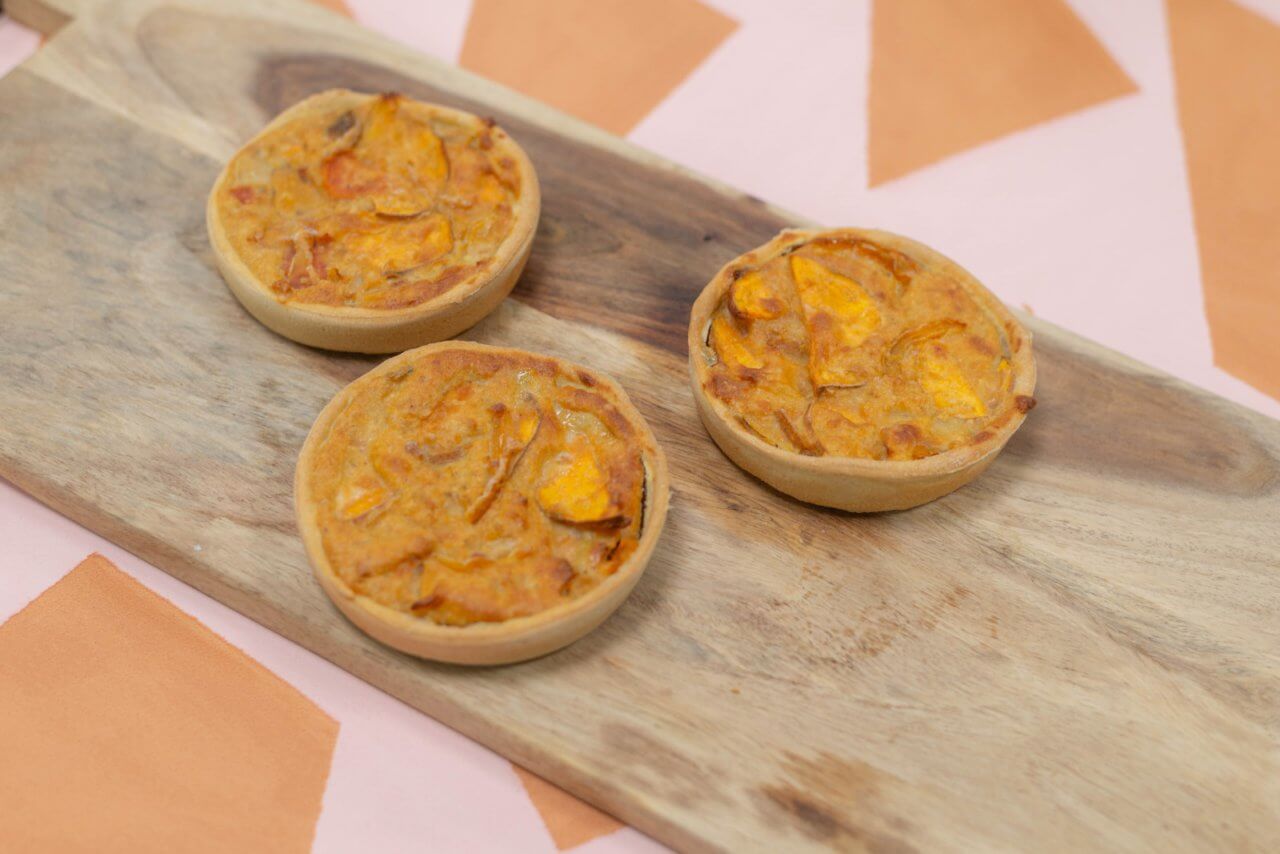 Vegan mini quiches geserveerd op een plank in onze bakkerij Trashure Taarten, bakkerij Nijmegen.