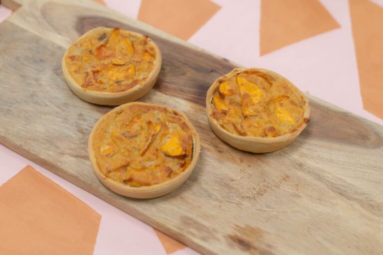 Vegan mini quiches geserveerd op een plank in onze bakkerij Trashure Taarten, bakkerij Nijmegen.