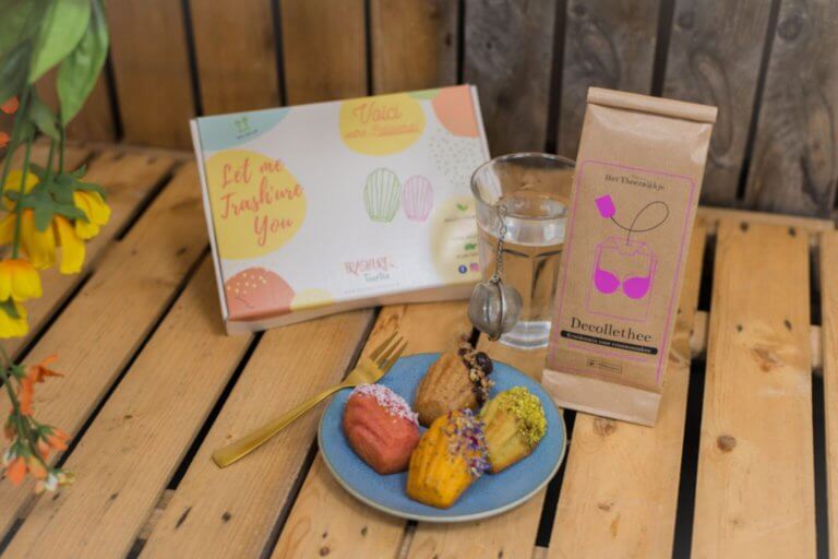 Een cadeautafel met madeleines en ludieke cadeautjes.