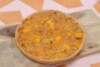 Een vegan quiche van Trashure Taarten, de bakker in Nijmegen, geserveerd op een serveerplank.