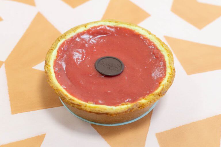 Een strawberry cheesecake van Trashure Taarten, de bakker in Nijmegen.