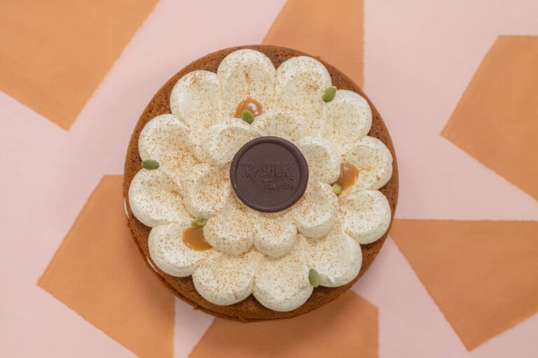 Een vegan chai carameltaart van Trashure Taarten, de bakker in Nijmegen