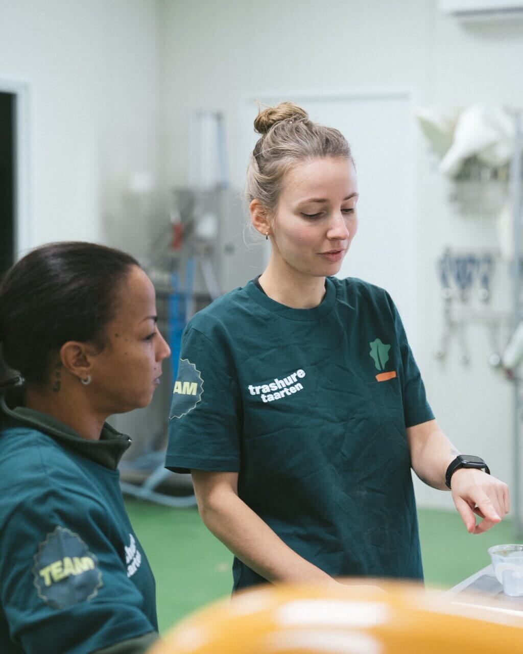 Banketbakker Sanne samen met Wanda in onze bakkerij in Nijmegen.