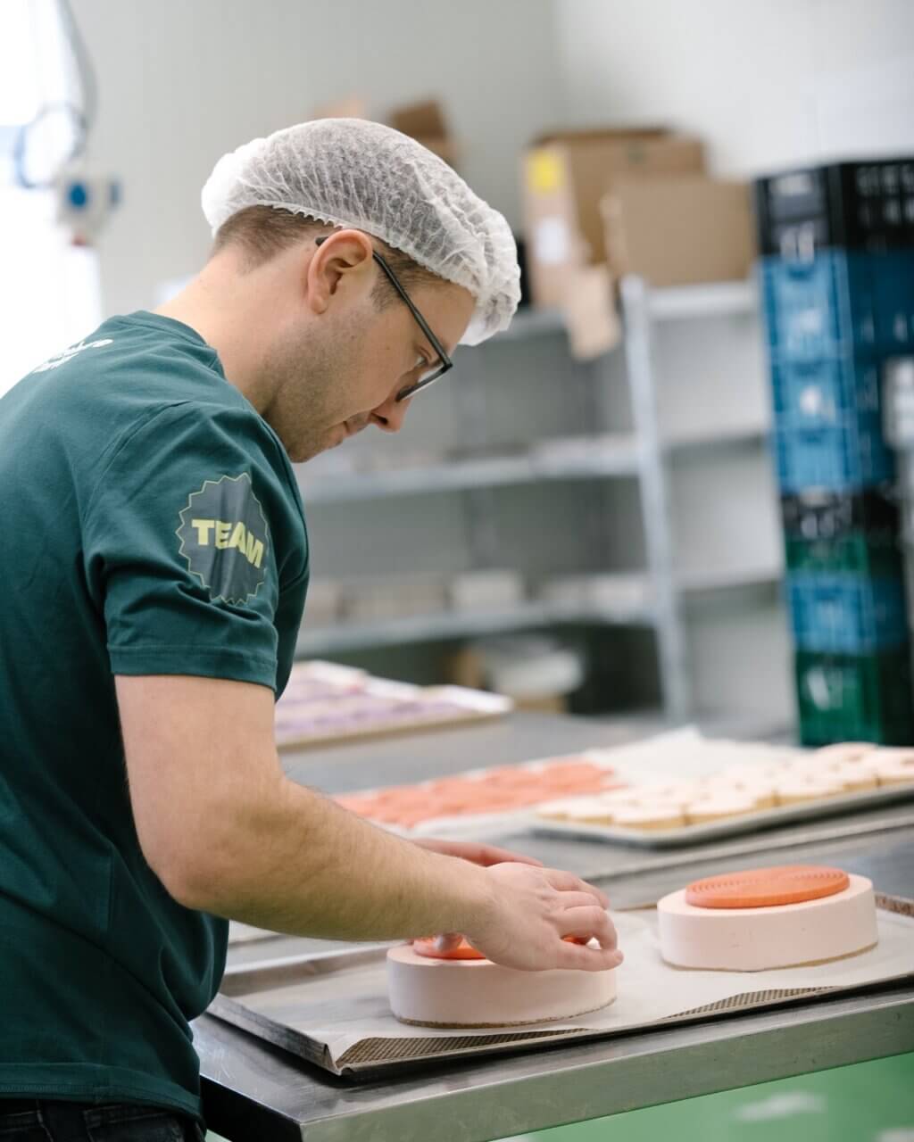 Bakker Anton maakt een duurzame taart van geredde aardbeien in onze bakkerij in Nijmegen.