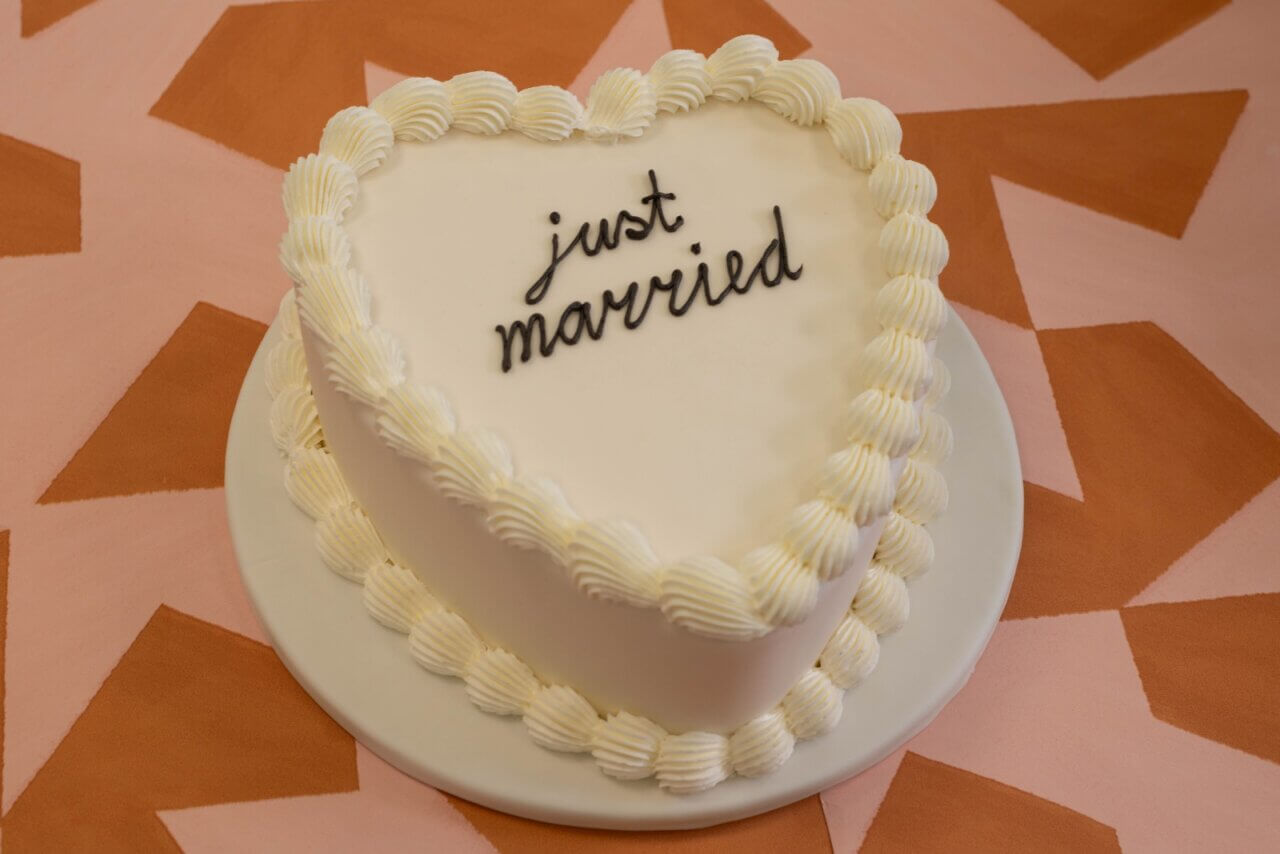Vegan bruidstaart met de tekst 'Just Married', gemaakt door Trashure Taarten, een bakkerij in Nijmegen.