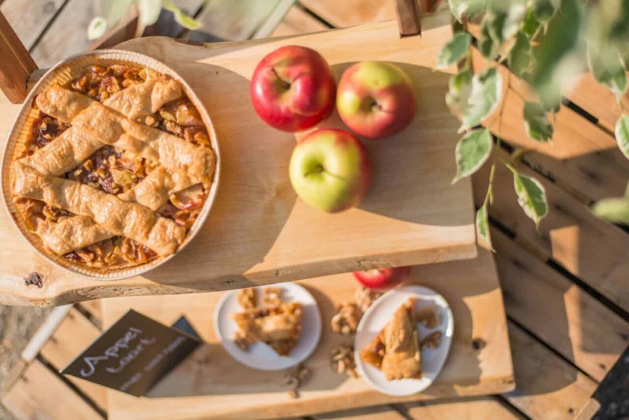 Appeltaart in een sfeervolle picknick setting.