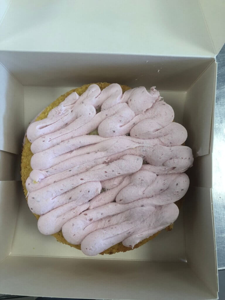 Een misbaksel citroen framboostaart in een taartdoos, gemaakt door Trashure Taarten, de bakker in Nijmegen.