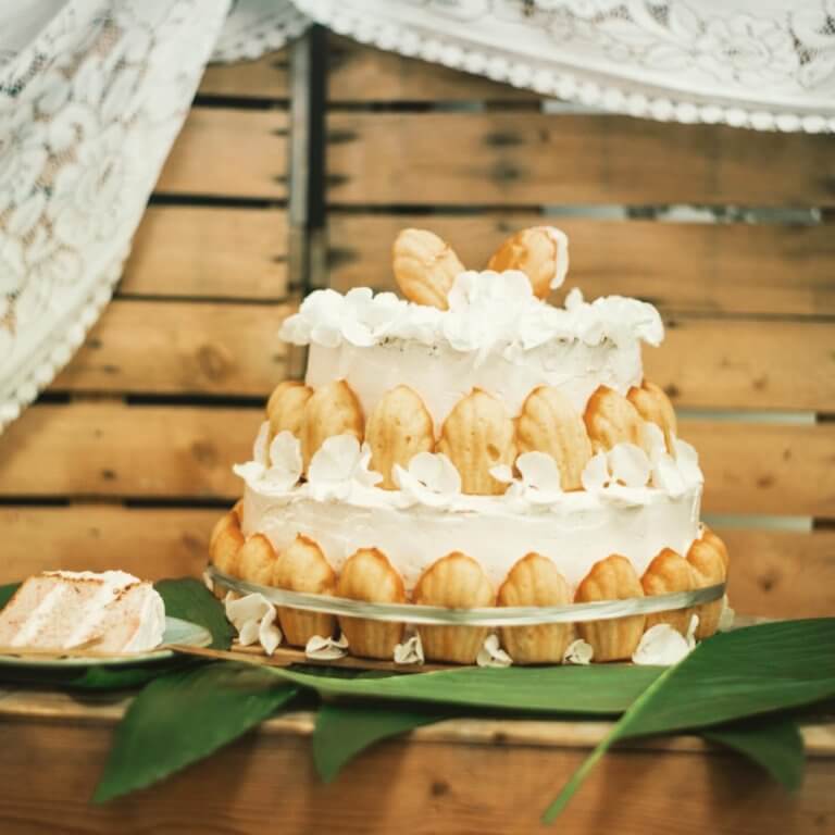 Een witte bruidstaart volledig opgebouwd uit madeleines.