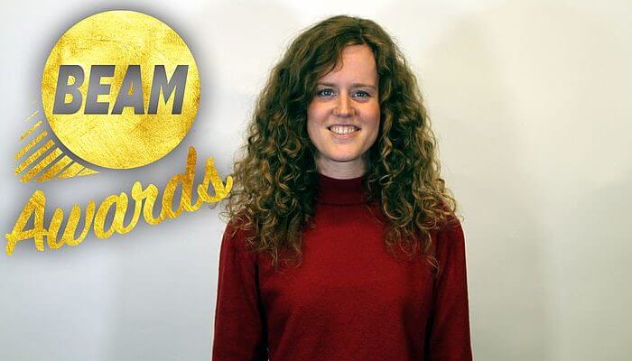 Jeanne met het logo van BEAM Awards.