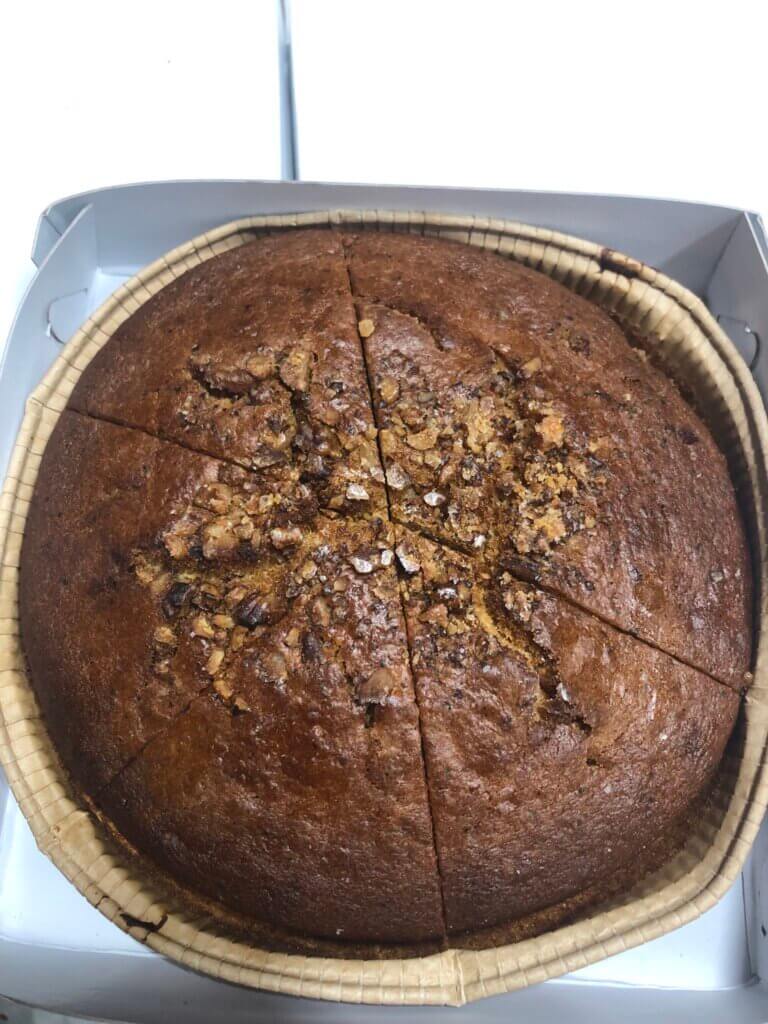 Een vegan misbaksel cake met verrassingssmaak in een taartdoos, gemaakt door Trashure Taarten, de bakker in Nijmegen.