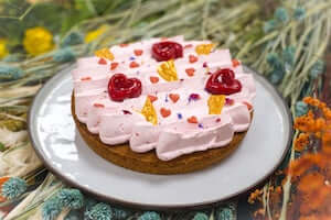 Roze taart met hartjes.